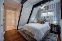 Hot Springs Hideaway - Lakefront/Private Dock/Hot Tub/Sauna/Kayaks - Chalets