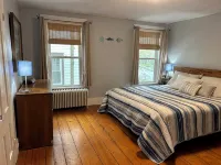 Main Street Retreat 4-bedroom w Hot Tub, Walk to Beach, Harbor & Restaurants