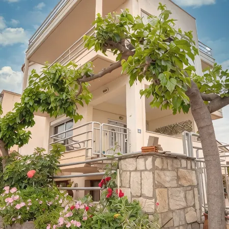 Estell’s Sweet Luxury House