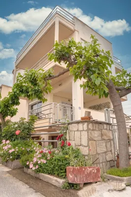 Estell’s Sweet Luxury House