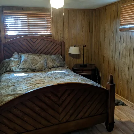 Cozy rural cottage less than 10 minutes from Regional West Medical Center