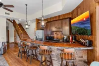 5B/4B Luxe Cabin w/ Hot Tub, Firepit & Game Room