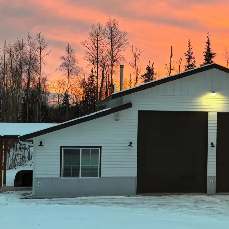 Guesthouse w/King Bed, Lots of Amenities, & Close to Town