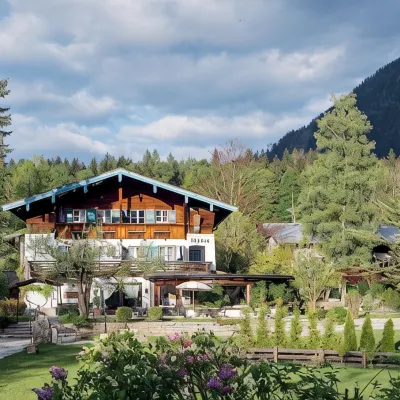 Stoll's Hotel Alpina Отели рядом с достопримечательностью «Еннер»
