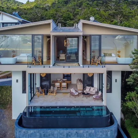 House immerse in the forest+ infinity pool and luxurious experience.