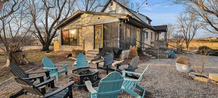 Sherwood Farmhouse: Hot Tub + King Beds + Pet Friendly Hotels in Manhattan
