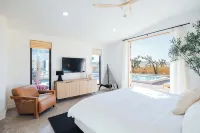Mykonos style spacious 5-bedroom house with backyard oasis - Homestays