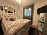 Pet friendly luxury lake view cottage fun themed Charming Beaver, New hot tub