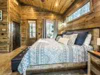 Somewhere With You -Features a hot tub & fire pit; accommodates 2 to 4 guests. - Chalets