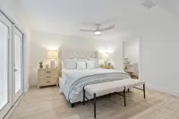Completely Renovated "Beach House on Siesta"