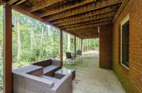 Luxury Basement Suite • Sleeps 5 - Condos