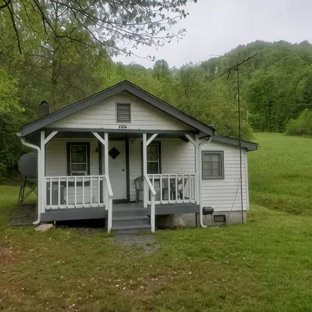 Cute little cabin (10 minutes from the Natahala River)