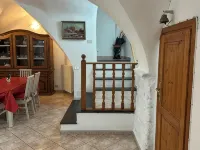 Casa Mamma Rosetta, one step away from the sea, the mountains and the cycle path Hotels in Civezza