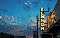 Between Benson and Dundee in the beautiful Country Club Historic District. - ブティック