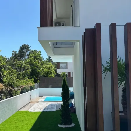 Holiday home with pool 15 minutes walk from the beach and 5 minutes from Aroeira golf course Hoteles en Corroios
