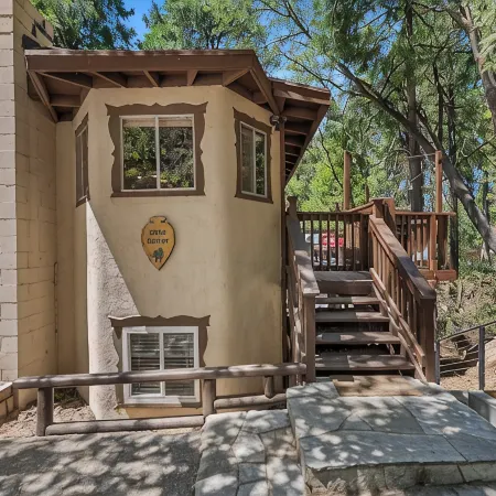 Fall Getaway ~ 5 BR Family Retreat, Game Room, Fire Pit, Minutes to SkyPark