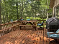 Cozy, Stylish 3-Bedroom Mid-Century Chalet in Pocono Pines' Lake Naomi - homestay