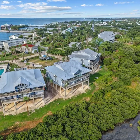 The Crane's Nest: Charming Waterfront Retreat