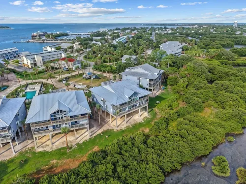 The Crane's Nest: Charming Waterfront Retreat