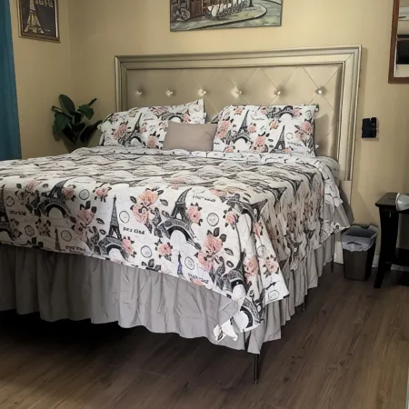 Charming 2bedroom, 2FULL bathroom house with AC and WiFi 10 minutes from Walmart