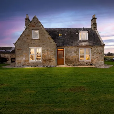 Old Duffus Farmhouse on Scottish Estate - stunning castle views