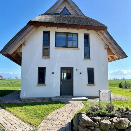 Dream thatched house with water view - 3 bedrooms - 10 min. walk to the beach