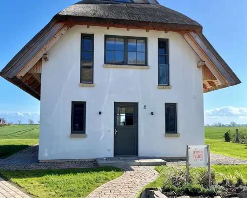 Dream thatched house with water view - 3 bedrooms - 10 min. walk to the beach Ξενοδοχεία στην πόλη Dranske