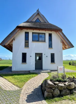 Dream thatched house with water view - 3 bedrooms - 10 min. walk to the beach