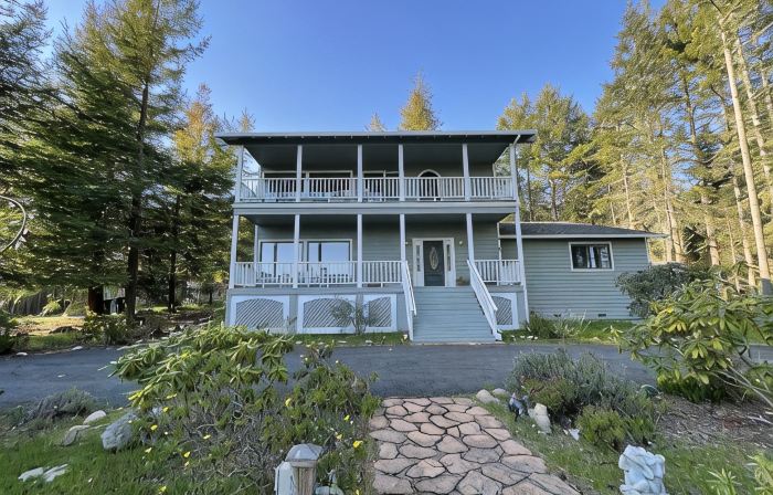 Peaceful Retreat with Ocean Views, Tall Pine Trees, and Beautiful Garden