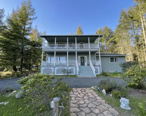 Peaceful Retreat with Ocean Views, Tall Pine Trees, and Beautiful Garden Hotels in Gualala