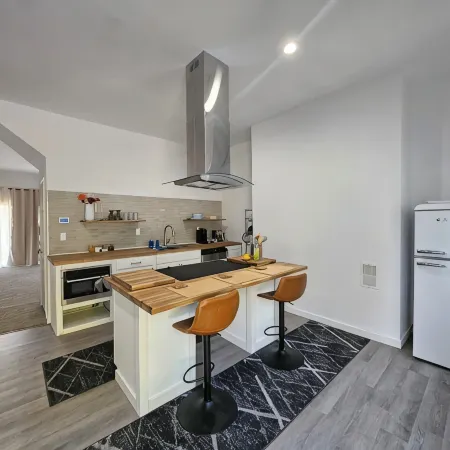 Remodeled 1890 original 2 bed in Wheeling w partial views of the Ohio River. Отели в г. Уилинг