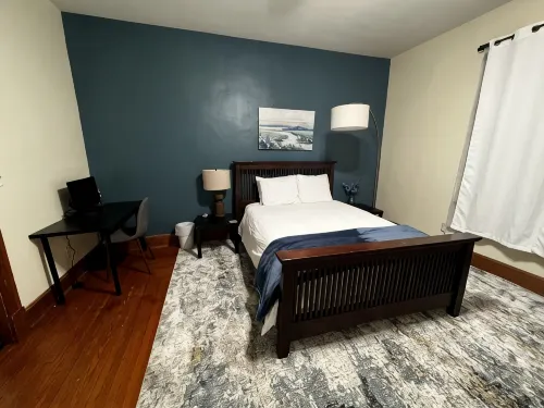 Clifton Scenic Lodge 3BR 2BA: Private Hot Tub, Spacious Patio, Offstreet Parking