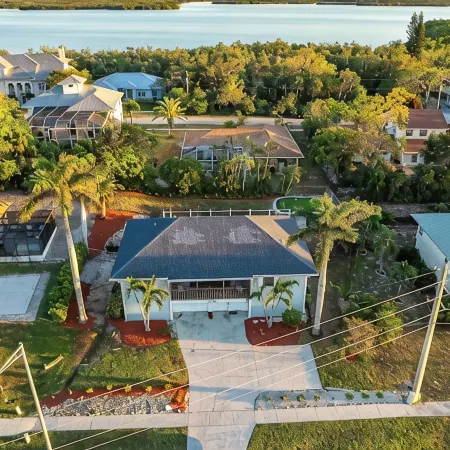 Spacious Villa with Heated Pool, Golf, Game Room, Basketball, Bikes