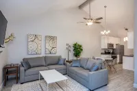 Walk to Cubs stadium ! Centrally Located Cozy Modern Condo - 방갈로