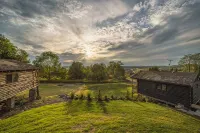 King Cabin Secluded Romantic Space Near Elk Mountain. Hot Tub, Firepit & Views!