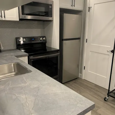 This cozy studio apartment has an ideal location in the heart of downtown.