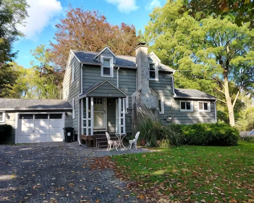 Cute 2-bedroom farmhouse in Trumansburg with WiFi Hotels in Ulysses
