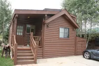 Cozy Chalet-Close to River Sleeps 2, Indoor Pool, Hot Tubs in Lodge Building - Feriehus