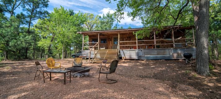 Seclusion in the Lost Pines hosted by Jan Hotele w: Bastrop County