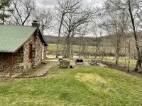 Private River Frontage!!!  Beautiful Cabin with Amazing views!  Available now!! - Hytter