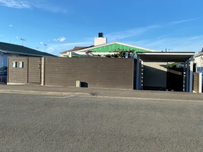 Groove-on-Grove.  Entire home in Nelson.  호텔