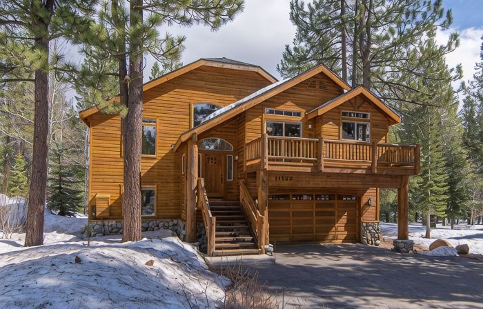 Gorgeous Home on Championship Golf Course with Two en-Suites in Tahoe Donner