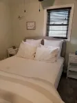 Keys cottage -walk to the strip,Private lot, 2bdr 3rd guestroom detached.Spire