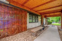 Private Pickleball Court, Sauna, Hot Tub, Heart of Branson, Sleeps 13! - 4-Star