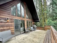 Luxurious Cabin Style Lake House walking distance to Lake Cushman - WiFi