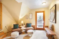 Sleeps 21! Moose Lodge Log Cabin and Chalet & Hot Tub