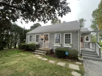 Cheerful, Newly Renovated Cottage close to Newport w/ hot tub!