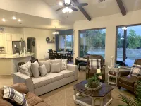 Quiet tree lined street, 1 minute from downtown Boerne - con encanto
