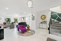 Luxurious 7-bedroom villa with pool/spa and pickleball court in fabulous Naples