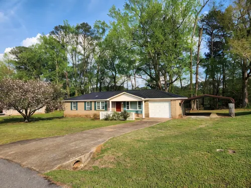 S2. Lakeside home in Historic Scottsboro - 3-Star